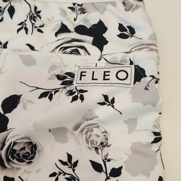 FLEO Moon Rose Mid Rise Black & White Shorts Workout Exercise L - Picture 3 of 10